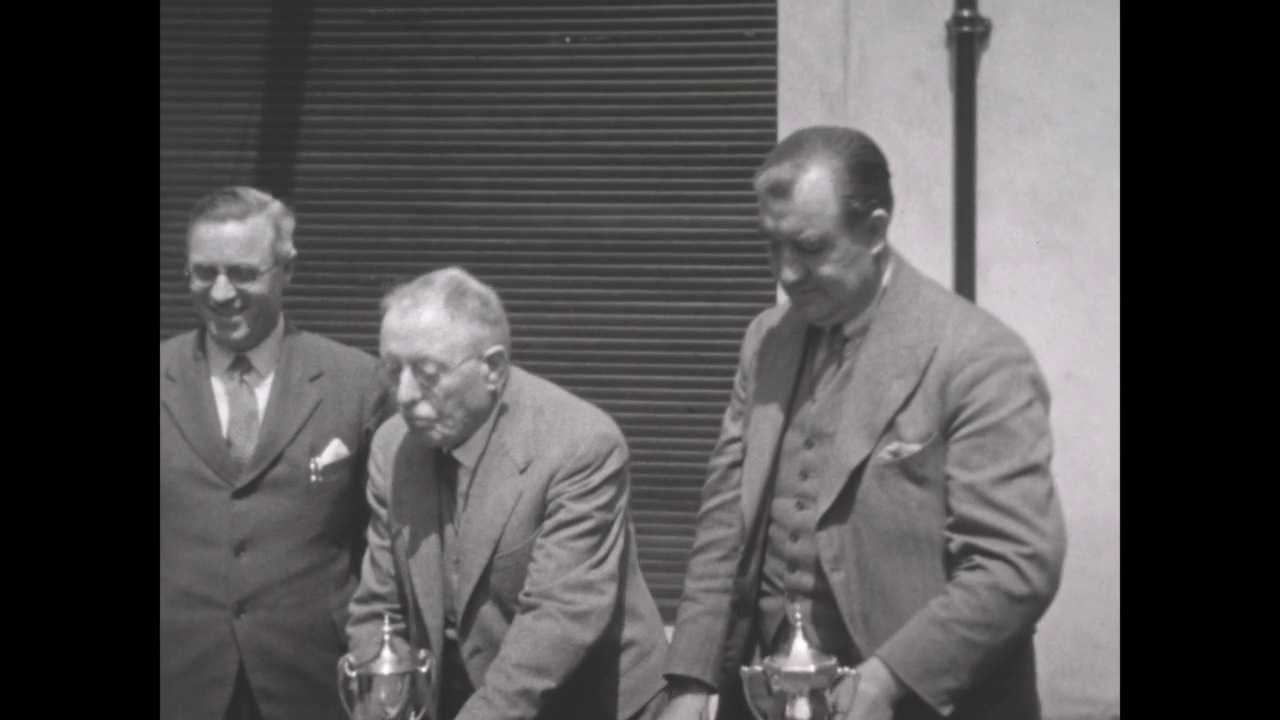 1939年，英国30年代，一名穿着西装的男子分发奖杯视频下载