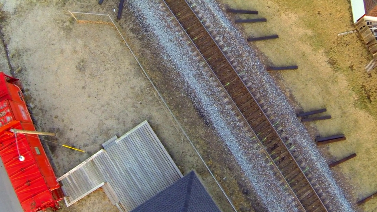 空中拍摄的房子由铁路轨道，无人机飞行向前城市-巴克纳，密苏里州视频素材