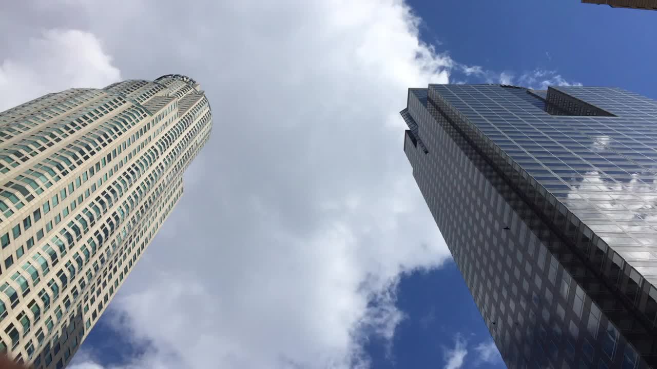 多云的天空下摩天大楼的低角度拍摄-洛杉矶，加利福尼亚视频素材