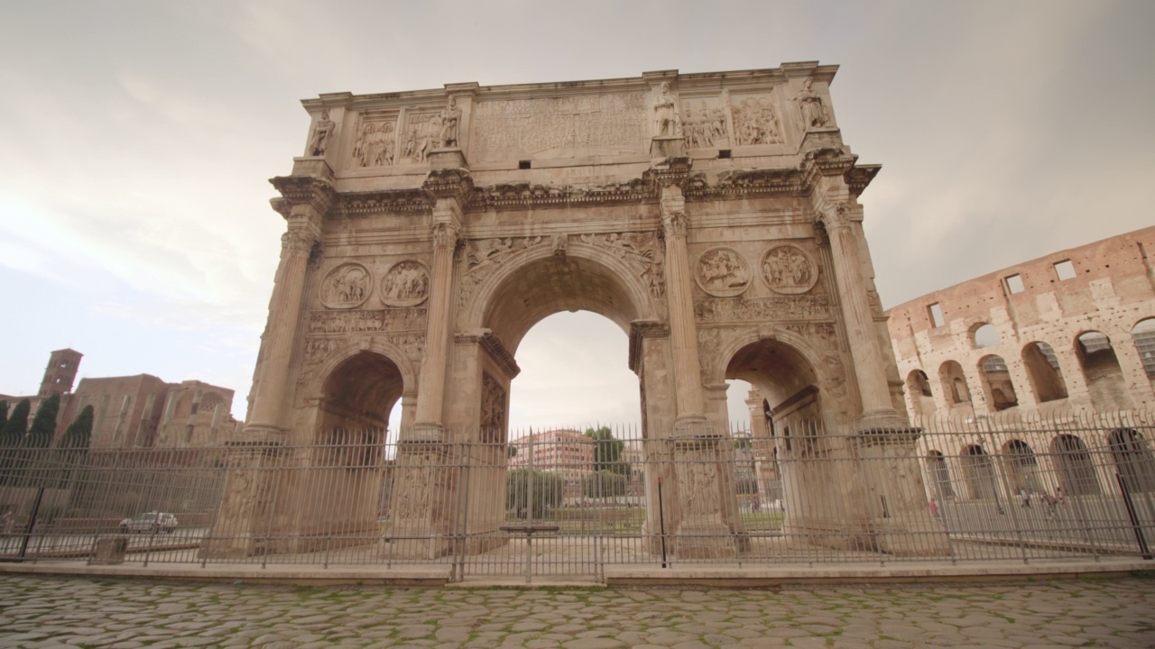 罗马市中心的凯旋门吸引着游客视频下载