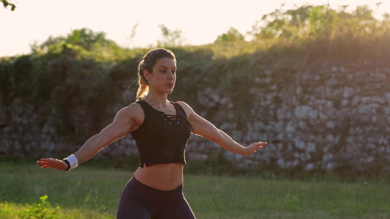 运动女性在锻炼前伸展视频素材