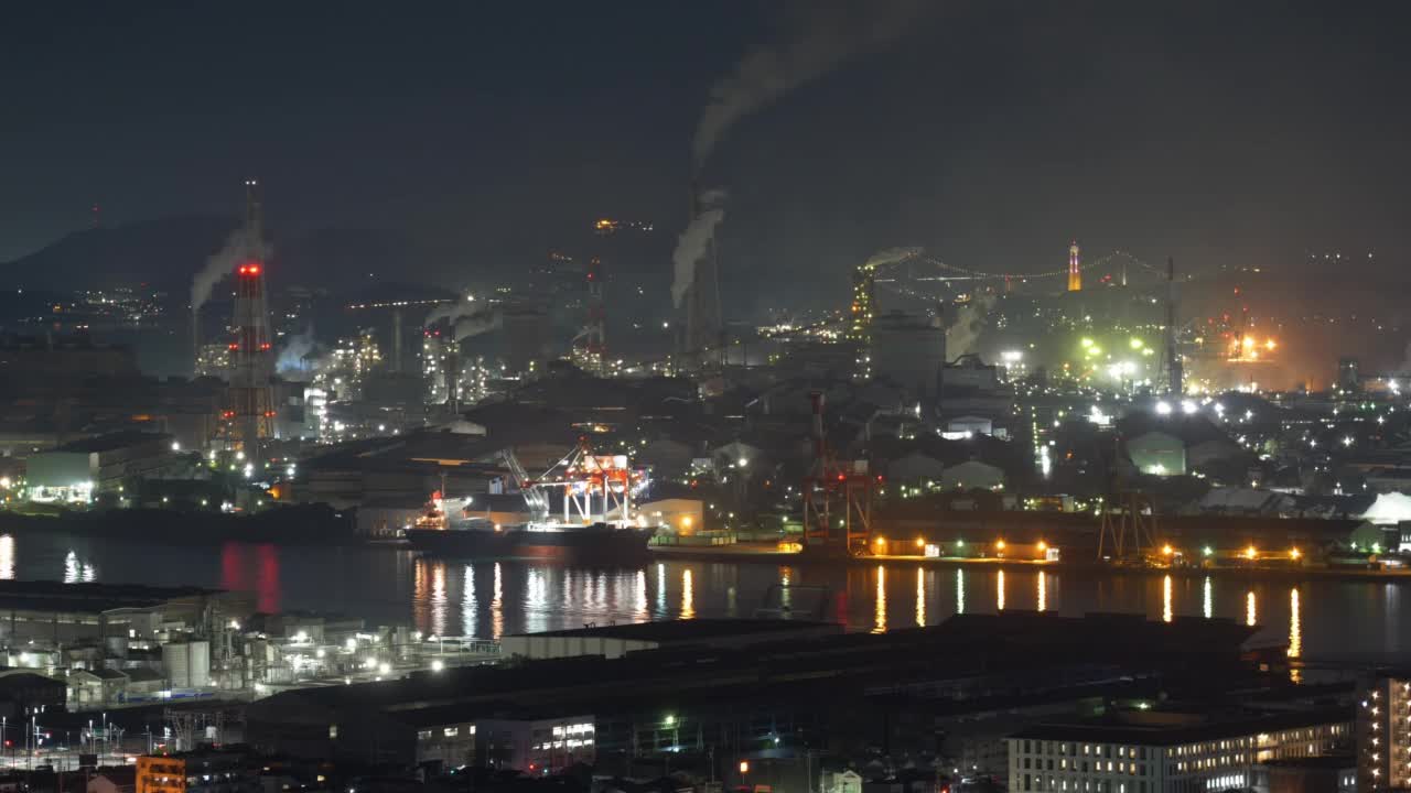 钢铁厂的烟囱在傍晚冒烟(延时/淘金)视频下载