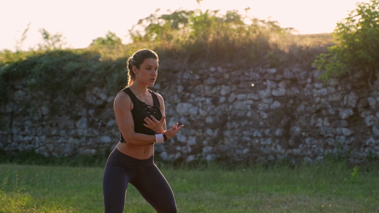 运动女性在锻炼前伸展视频素材