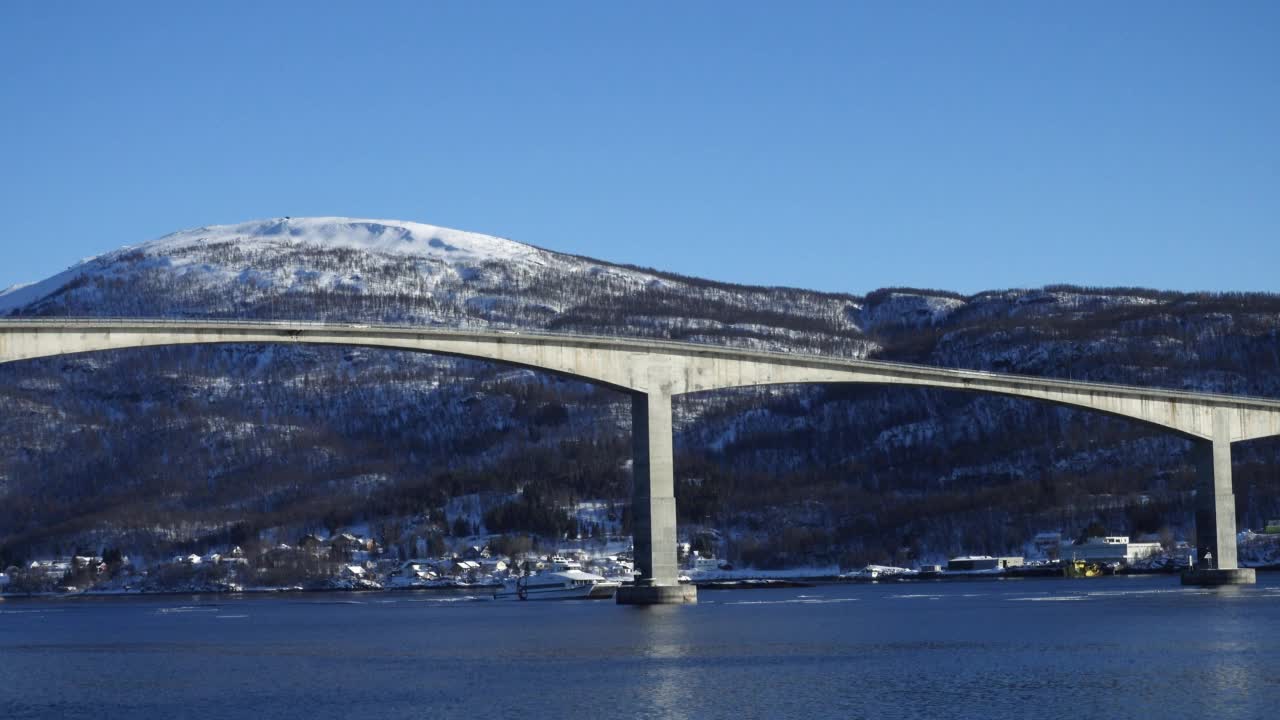 挪威特罗姆郡的吉尚大桥的冬季全景图视频下载