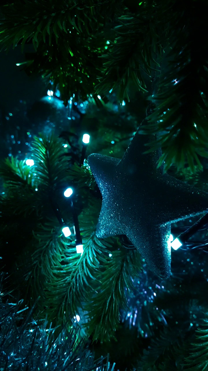垂直抽象圣诞树装饰背景循环宏视频下载