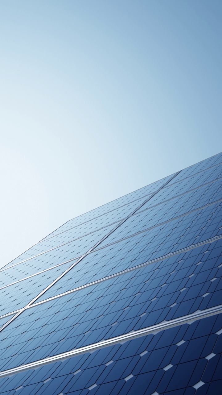 现代光伏太阳能电池发电厂的特写。一排排可持续能源太阳能电池。生态和替代能源技术概念。跟踪拍摄。垂直视频视频下载