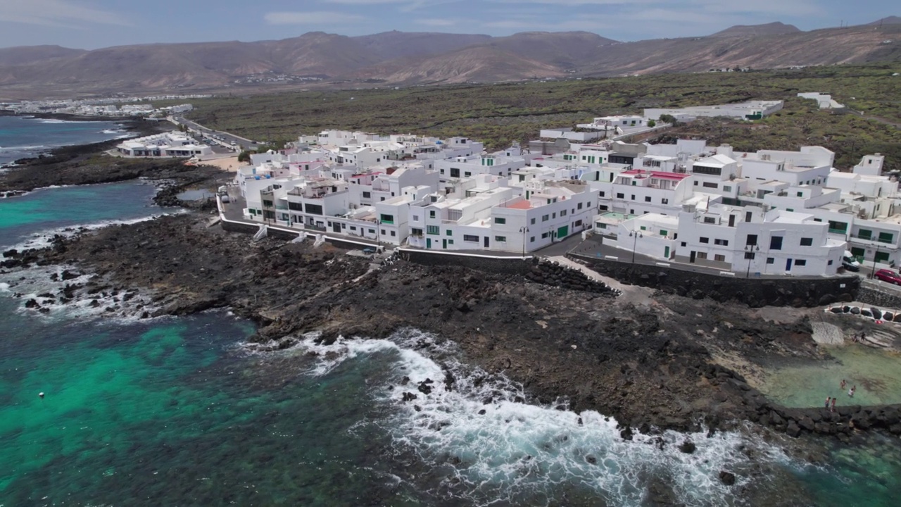 西班牙，加那利群岛，兰萨罗特，蓬塔穆杰勒斯村的鸟瞰图视频素材