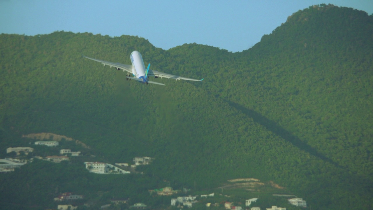 WS Air Caraibes空客A330在圣马丁西南航站起飞视频下载
