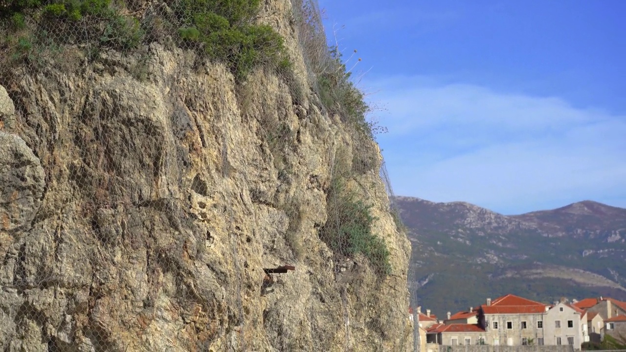 岩石上的安全金属网，保护人们不被落下的石头砸中视频素材