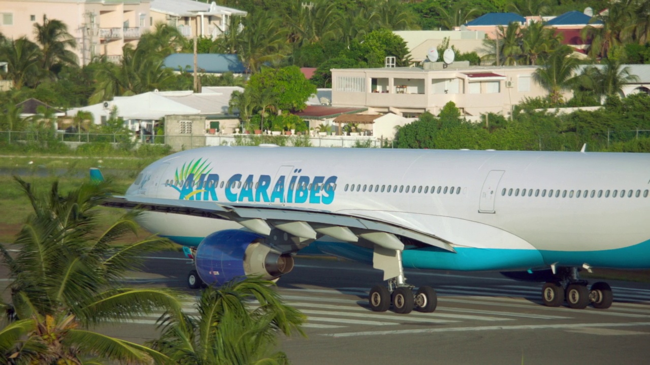 WS PAN TS Caraibes空中客车A330在SXM /圣马丁滑行视频下载