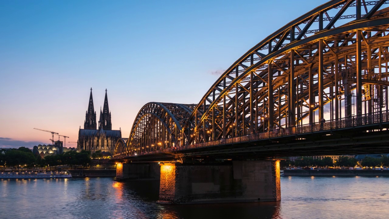 科隆(KÃ¶ln)德国时间流逝4K，城市天际线白天到晚上的时间流逝科隆大教堂(科隆Dom)与莱茵河和霍亨索伦桥视频下载