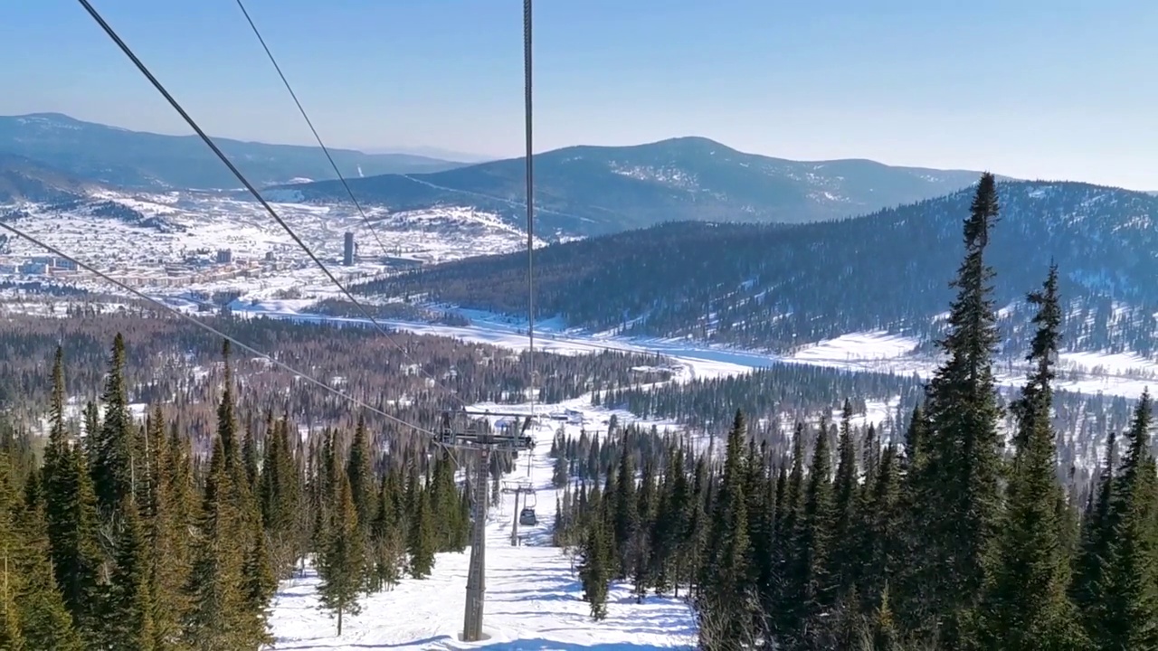 在一个阳光明媚的冬日，从缆车上俯瞰雪山，风景如画视频下载