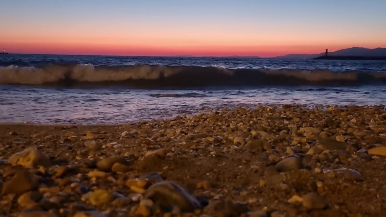 日落和海洋。蓝色紫色的自然背景。视频下载