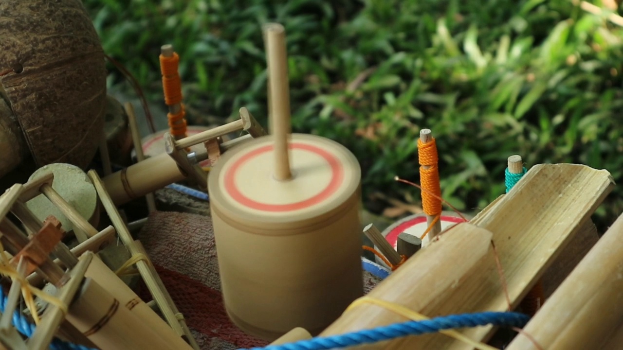 旋转的竹子。用竹子制成的印尼传统玩具。视频素材