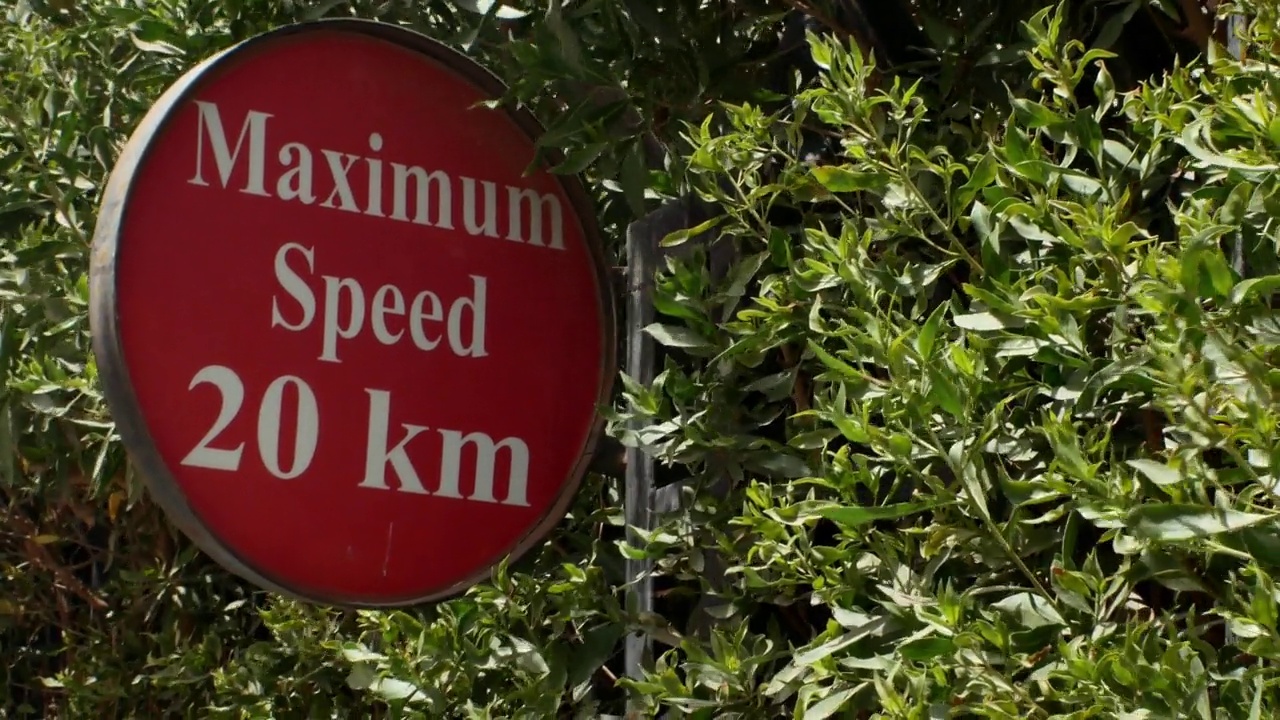 限速为每小时20公里的路标。视频素材