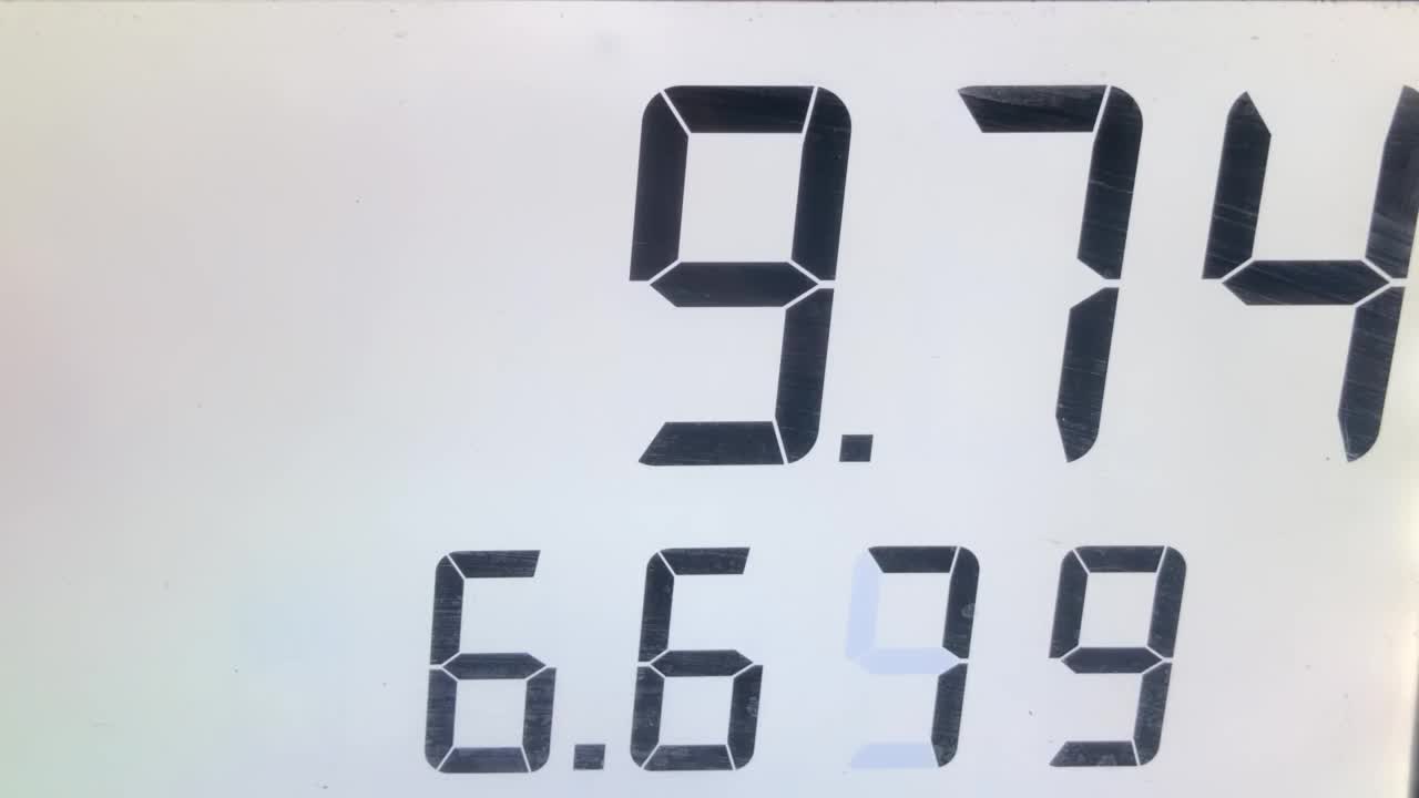 4k分辨率加油站油泵屏幕上不断上涨的油价视频素材
