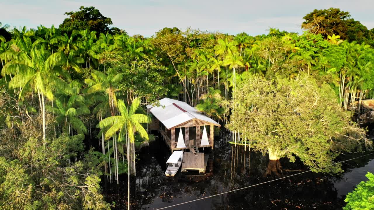 在马瑙斯附近的巴西亚马逊雨林深处，俯瞰卡波克洛斯度假村。视频下载