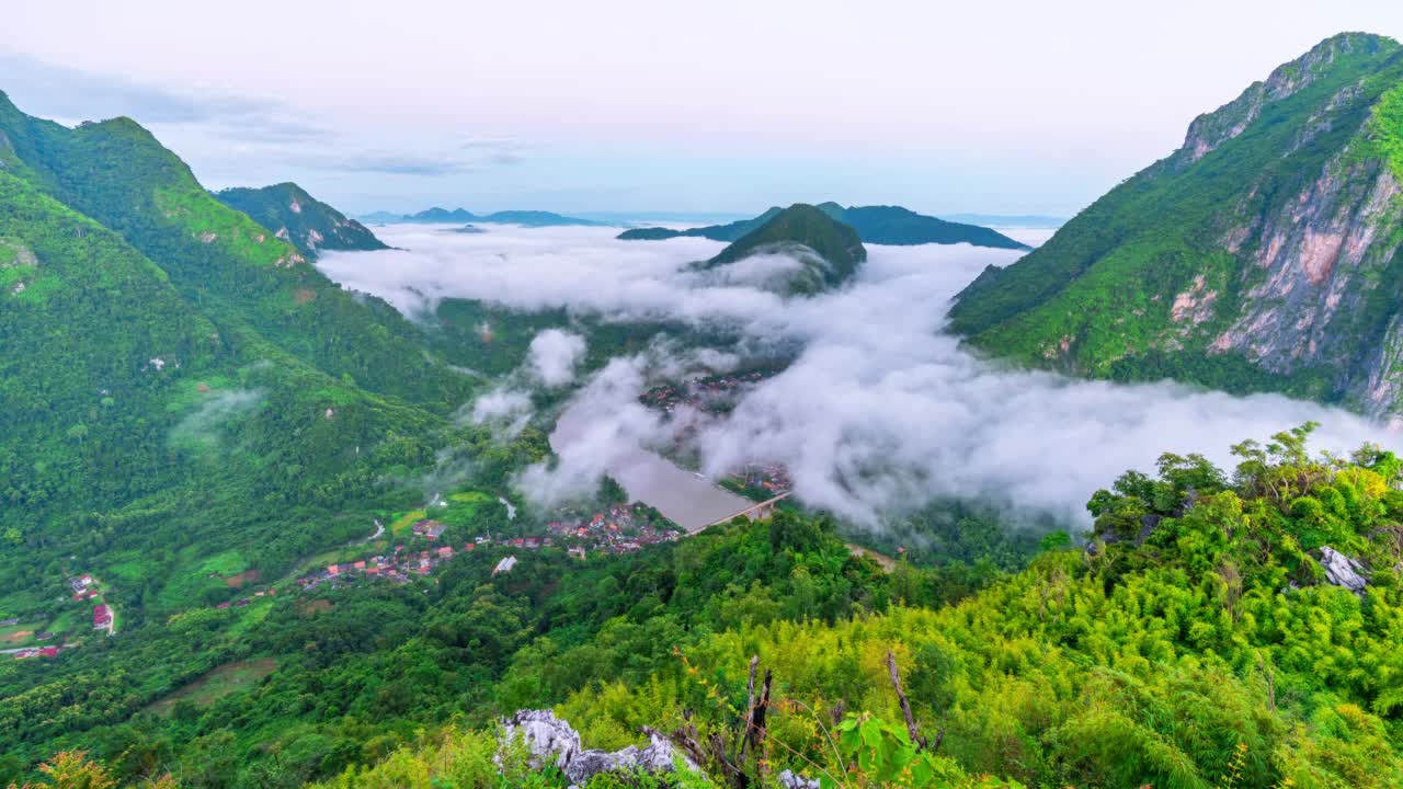 视频时间推移4k，村庄覆盖在雾与低云波在Nong khiaw山脉山谷，老挝视频下载