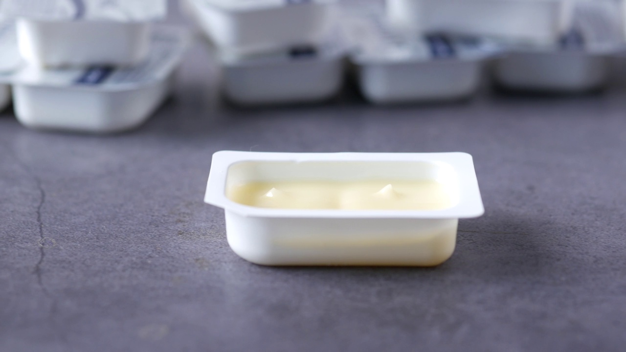 小塑料容器中新鲜黄油的特写视频下载