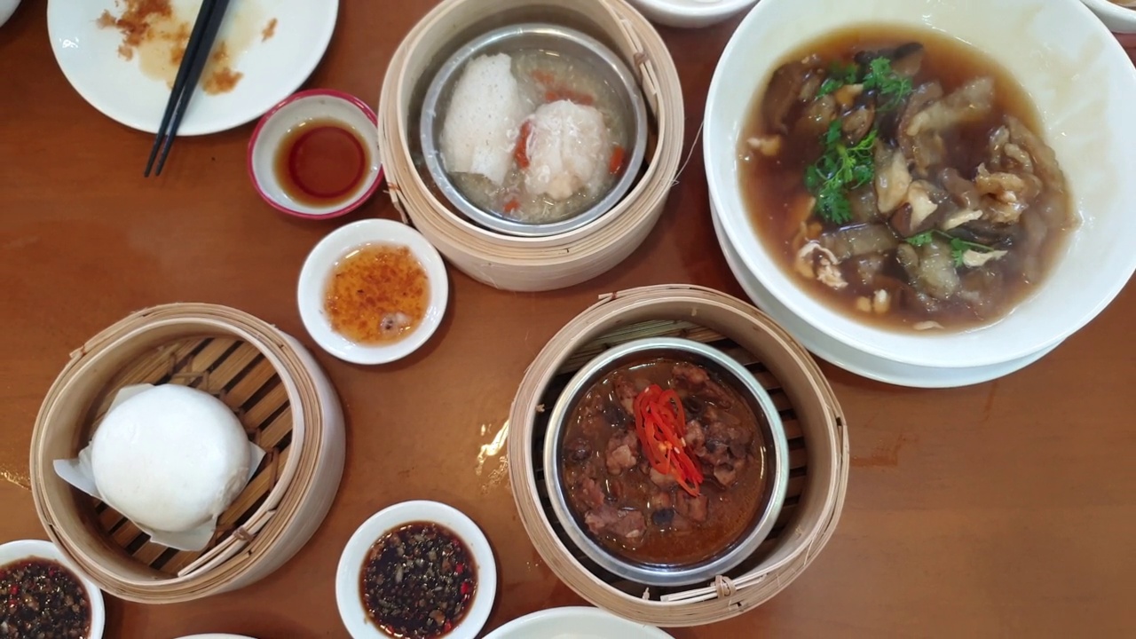 从高处吃中式香港清蒸鱼肚汤点心视频素材