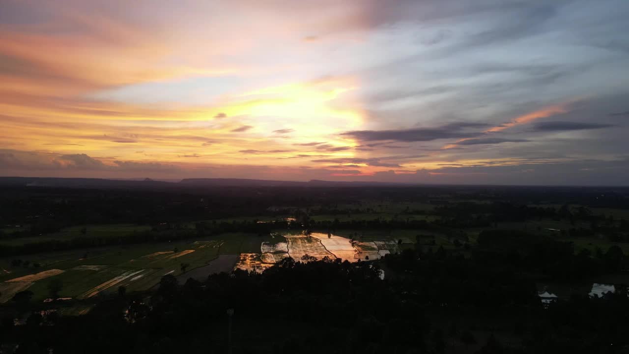 在泰国农村地区使用无人机拍摄鸟瞰图的美丽的日落氛围。视频下载