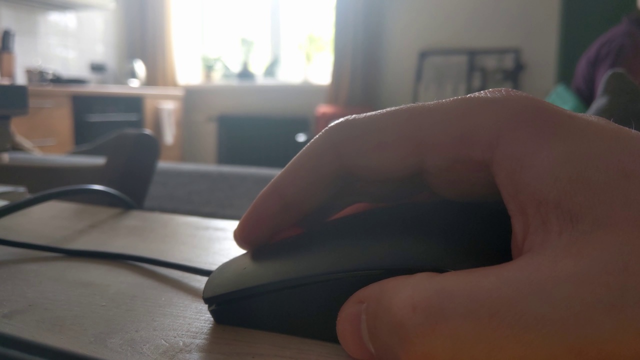 计算机工作。一个人的手和电脑鼠标的特写。家庭作业。遥远的工作视频下载