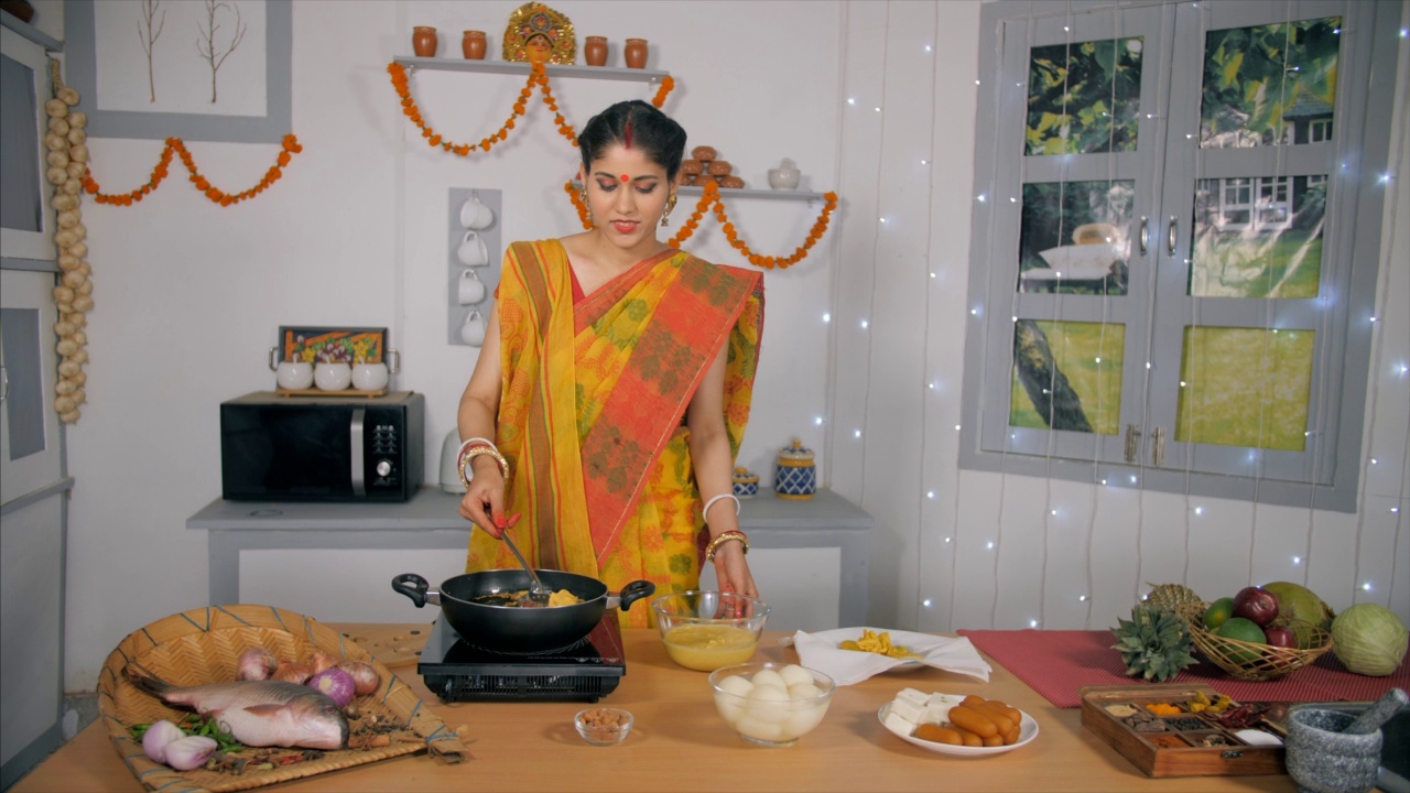 一位漂亮的孟加拉女士在她的厨房里烹饪传统美味的菜肴(炸土豆片)视频素材