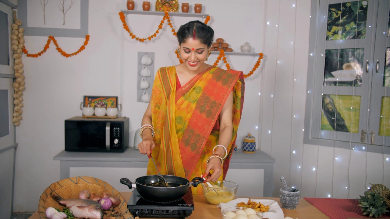 一位印度孟加拉妻子正在烹饪和展示她的美食节现场视频素材