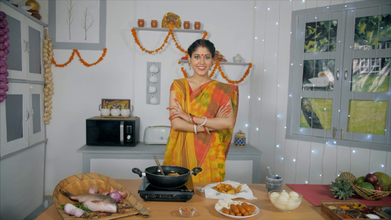 新婚的孟加拉妻子在厨房做饭时看起来很自信视频素材