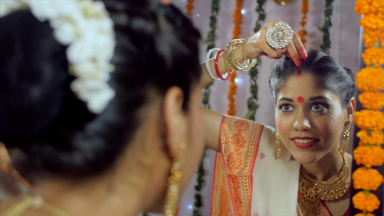 一位印度孟加拉女士的肖像准备在传统的服装和应用辛杜视频素材