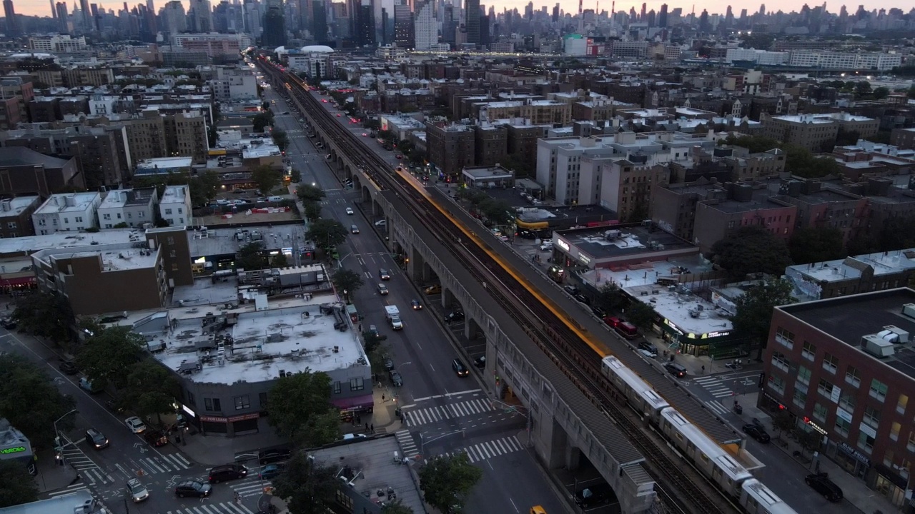鸟瞰通过纽约皇后区的地上地铁视频下载