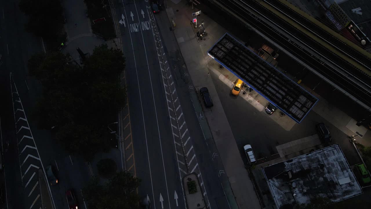 夜间加油站出租车的鸟瞰图视频下载