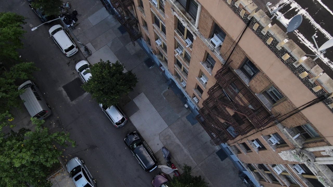 纽约哈莱姆区一栋居民楼外的消防梯鸟瞰图视频下载