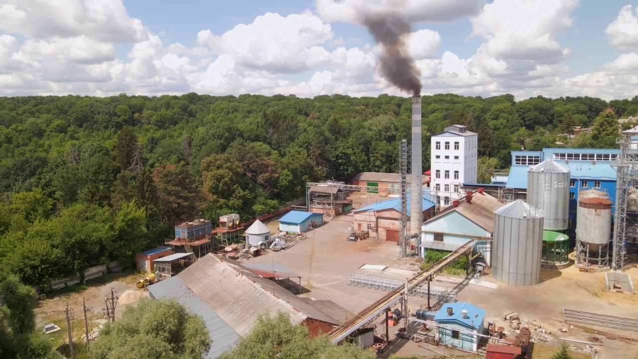 工厂旧烟囱冒出浓烟，污染环境。有毒的制作公司。鸟瞰图。视频素材