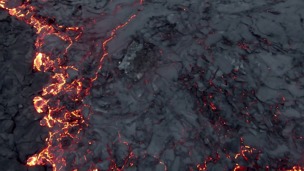 火山熔岩Fagradalsfjall冰岛FPV无人机高速缓慢飞越视频素材