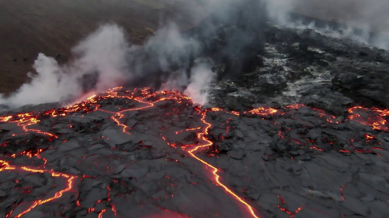 火山熔岩Fagradalsfjall冰岛FPV无人机飞越视频素材