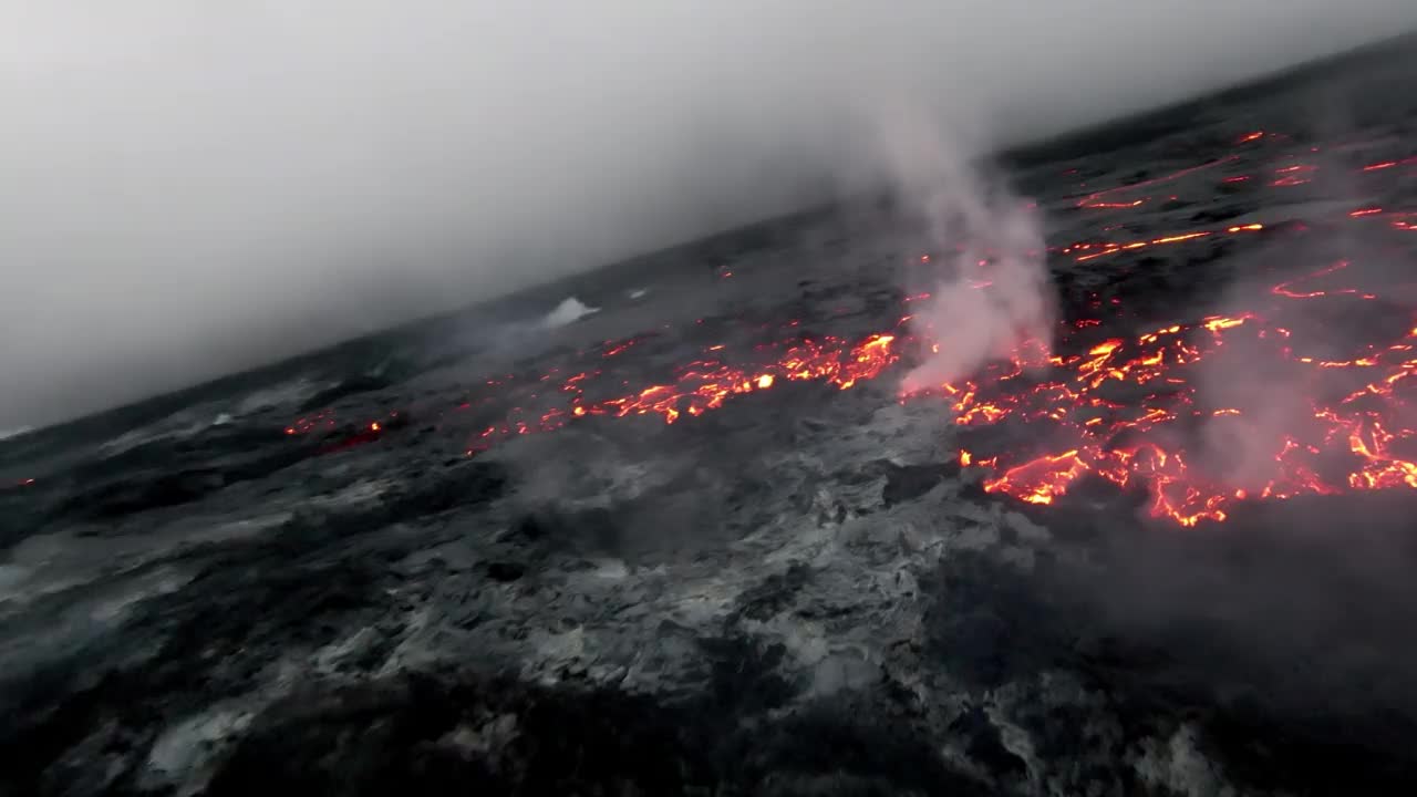 火山熔岩Fagradalsfjall冰岛360 View FPV无人机飞越视频素材
