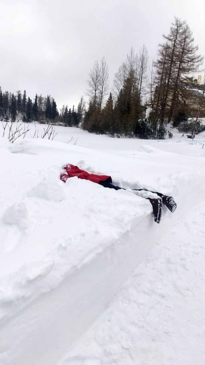 快乐的人在雪地里跳跃视频下载