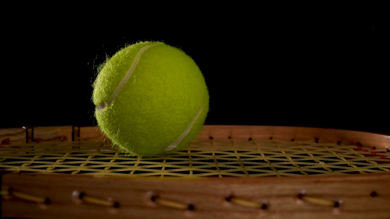 网球在球拍上弹跳的特写视频素材