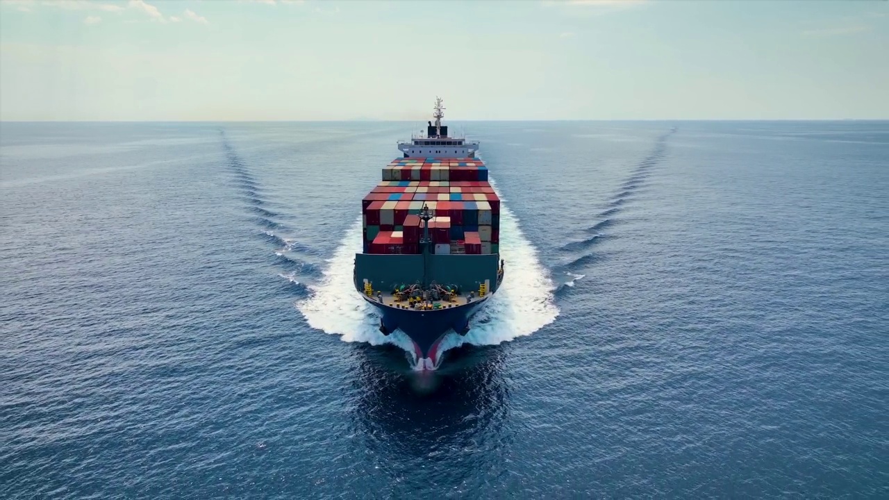集装箱货轮在海洋上快速行驶的前视图视频素材