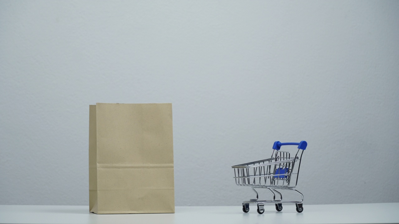 停止运动一个购物车购物移动的纸袋。视频下载