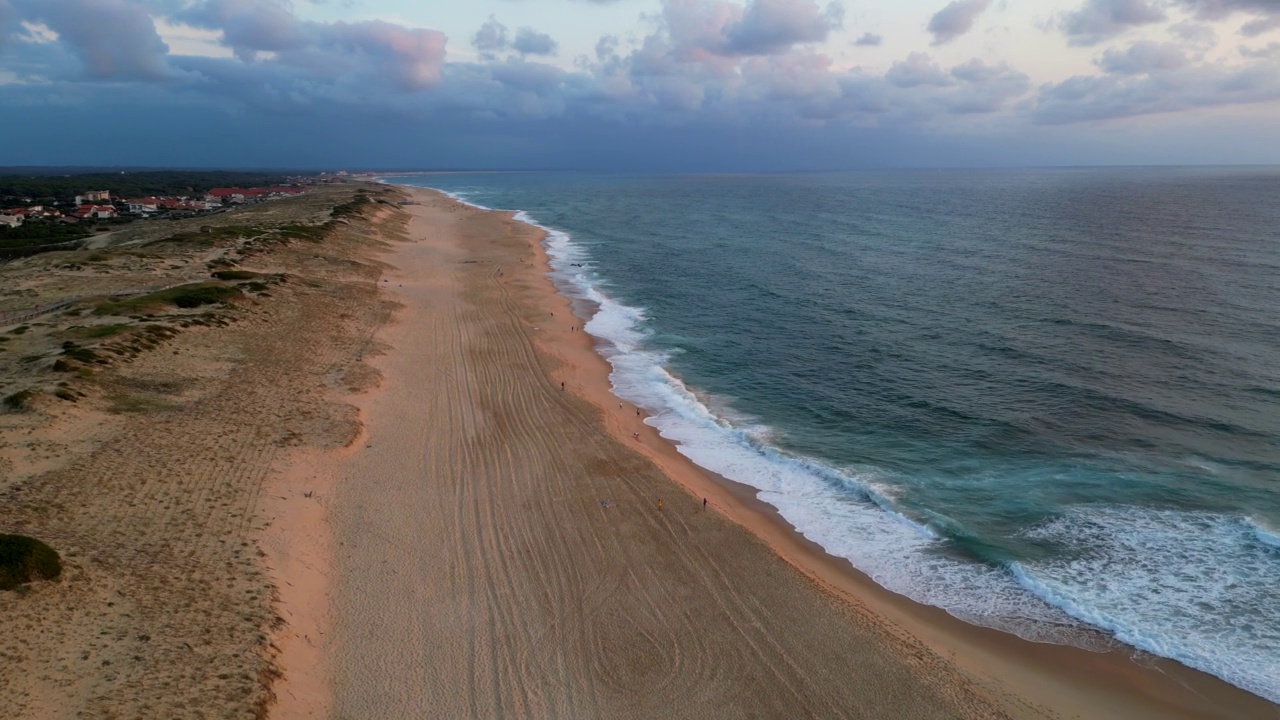 鸟瞰法国新阿基坦的朗德斯塞格诺斯海洋海滩视频素材