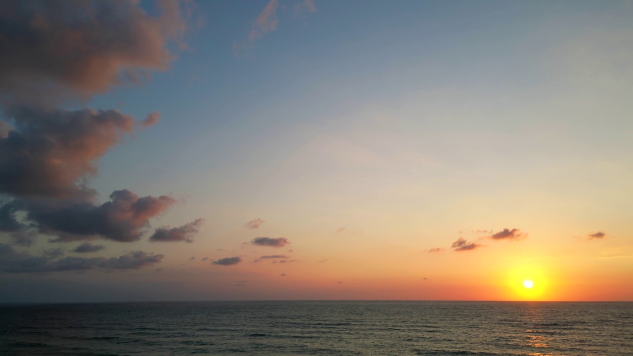 日落时分的塞格诺斯海洋海滩鸟瞰图，朗德在新阿基坦，法国视频素材