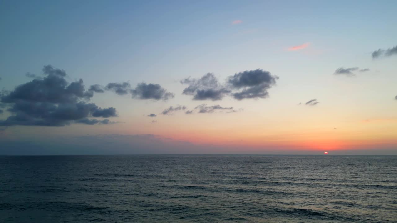 日落时分的塞格诺斯海洋海滩鸟瞰图，朗德在新阿基坦，法国视频素材
