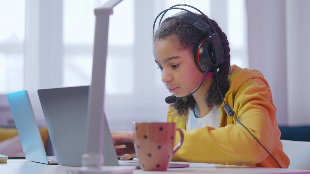 情绪化的非洲裔美国青少年在耳机上玩电脑游戏，玩家视频素材
