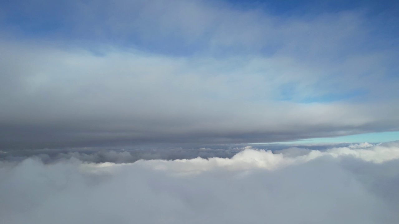 快速移动的早晨俯瞰英国小镇上空的云层视频素材