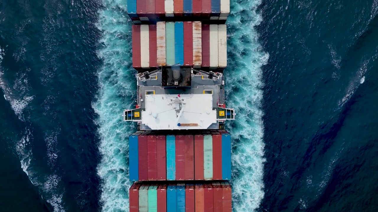 满载集装箱货船的鸟瞰图视频素材