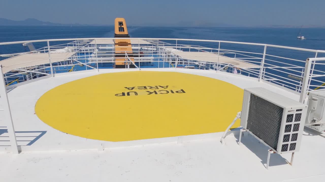 在一个阳光明媚的日子里，一艘航行的渡船上的黄色拾取区。救援概念视频下载