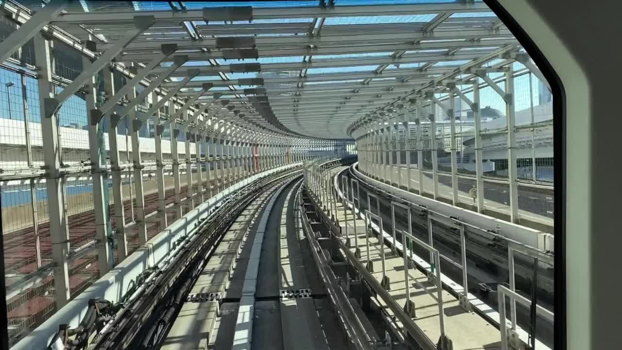 全高清运输录像显示，轻轨窗口又有一列火车经过视频素材