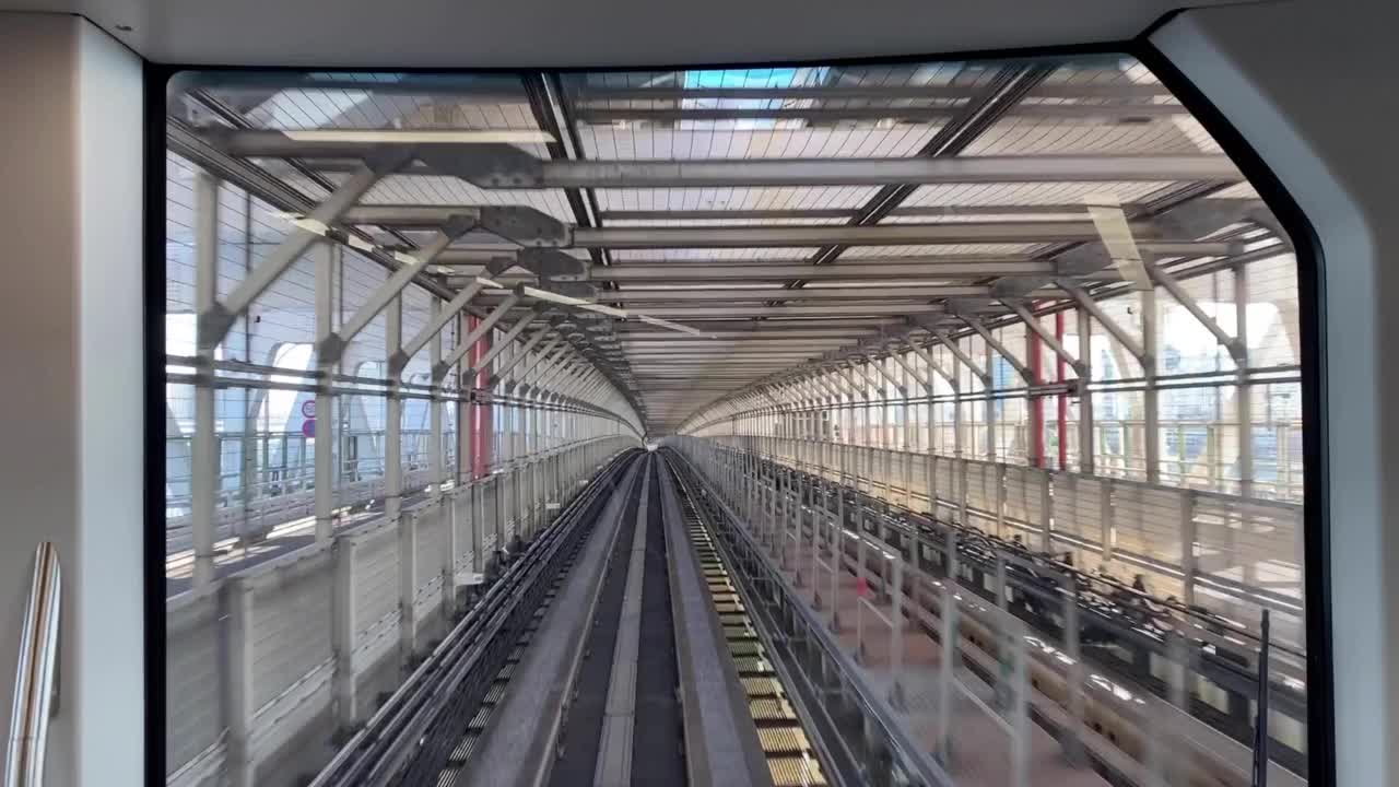 全高清交通视频显示从东京出发的轻轨车辆正在经过视频素材